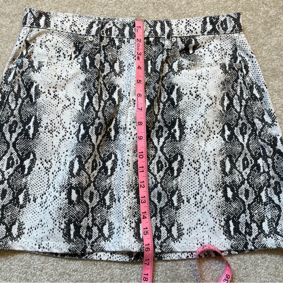 BlankNYC Skirt Womens 29 Black White Snakeskin Python Print Denim Mini Cotton - Picture 8 of 9